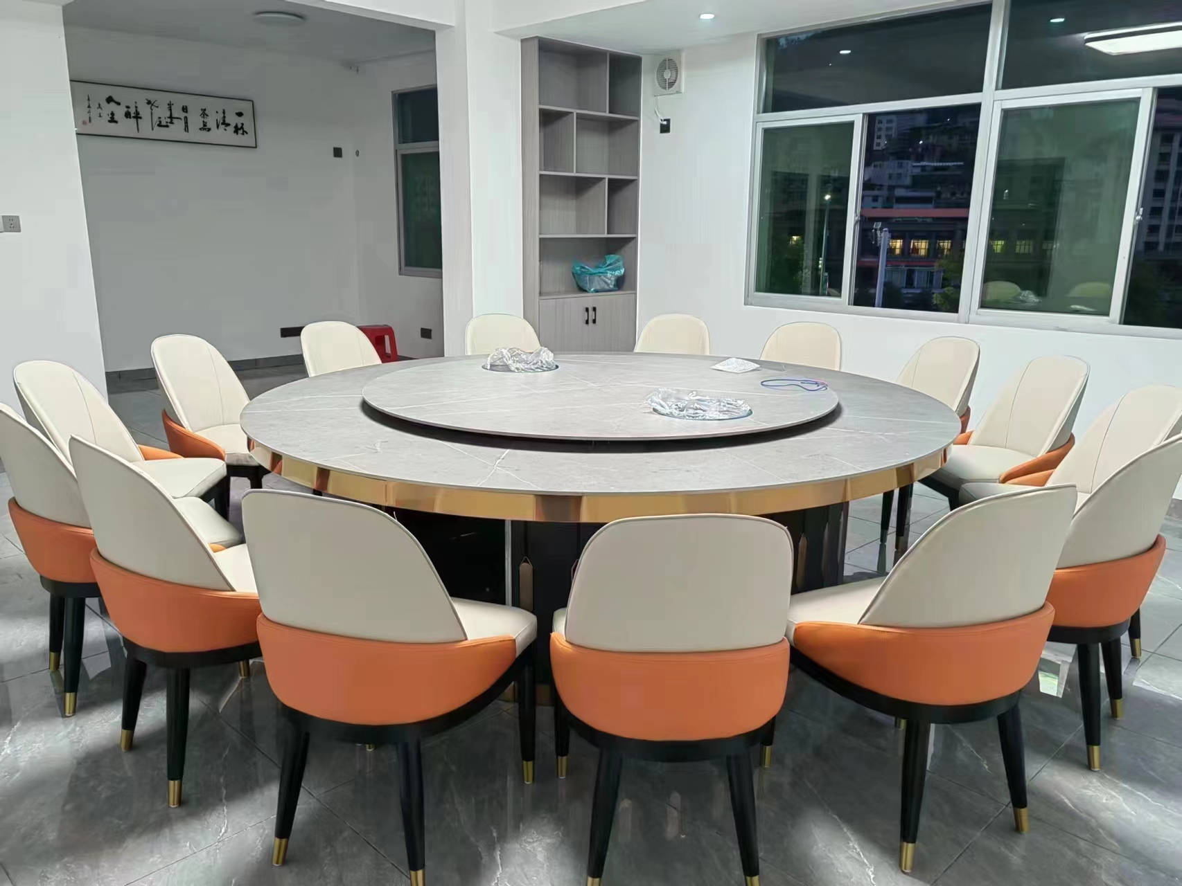 搭配欧式和美式酒店电动餐桌的风格区别是什么