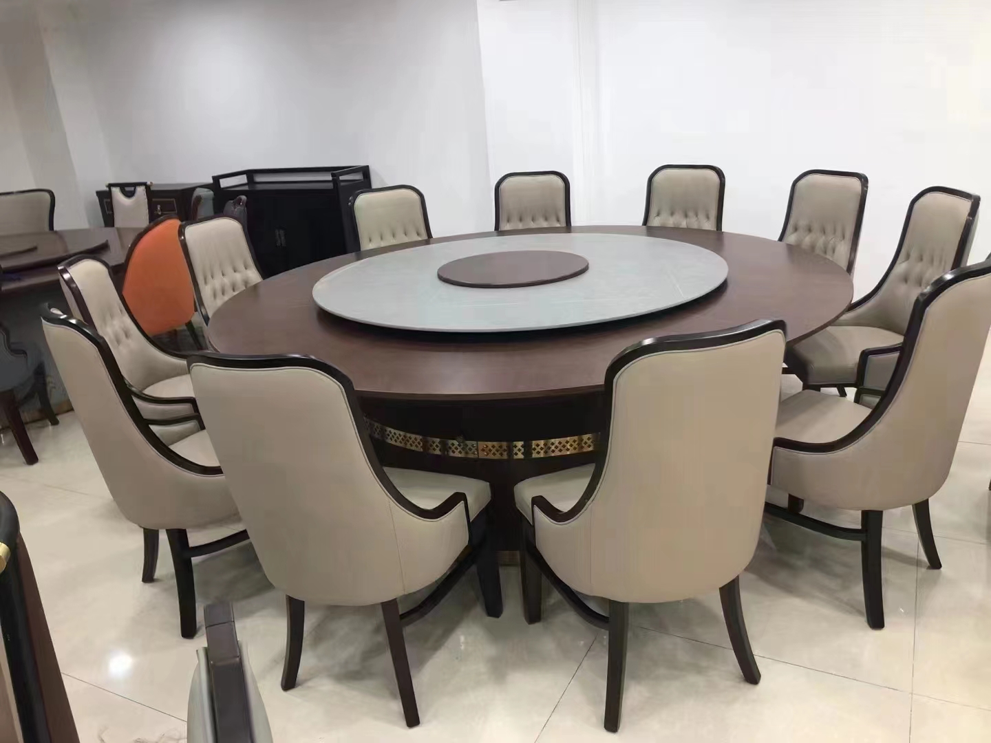 桌上圆形孔为多功能孔