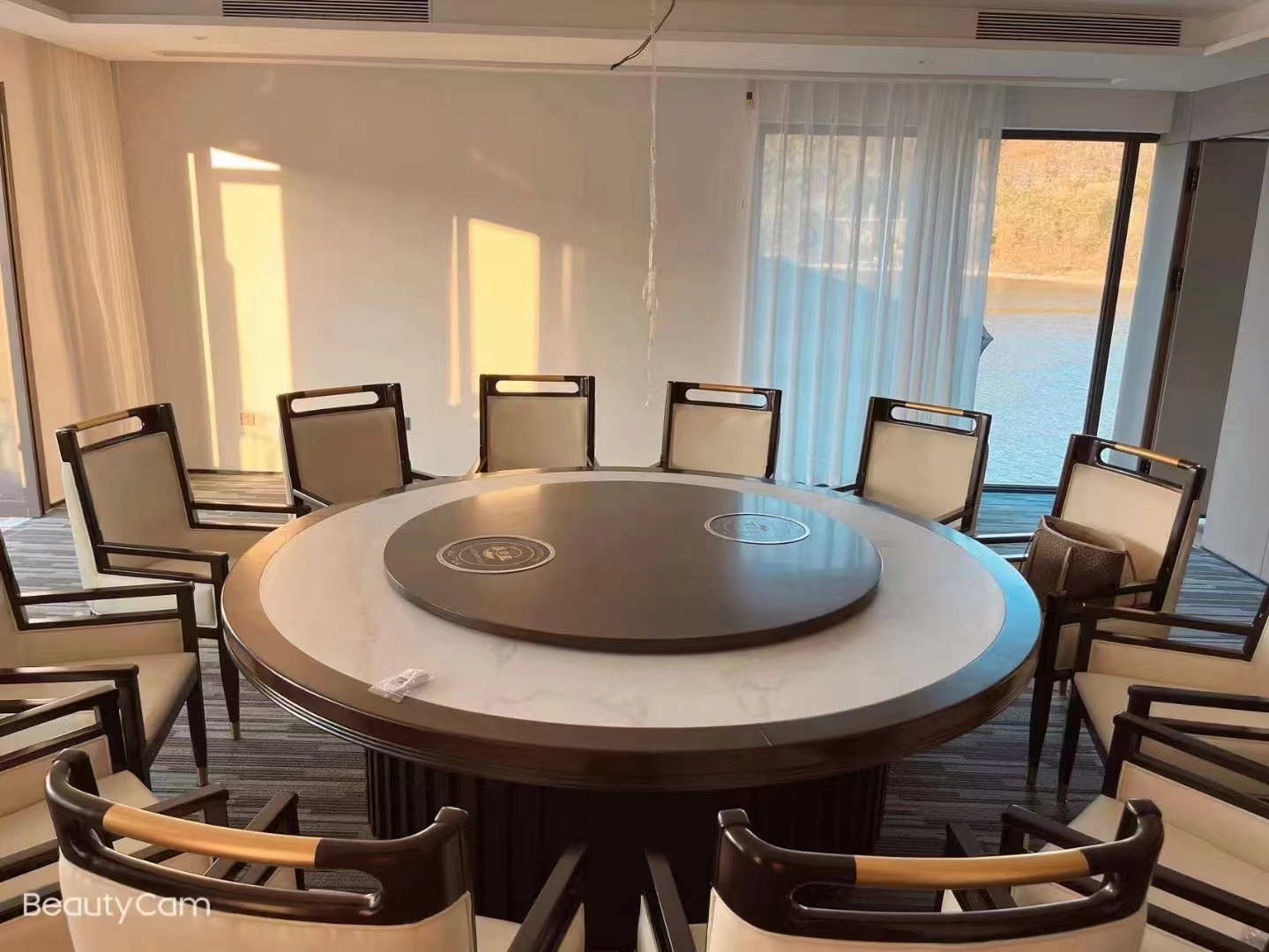 为什么要进行餐厅家具的保养呢?-佛山岚慧家具有