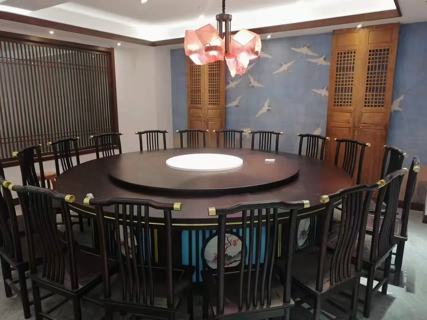 高科技电动餐桌应运而生 智能家居时代悄然而至