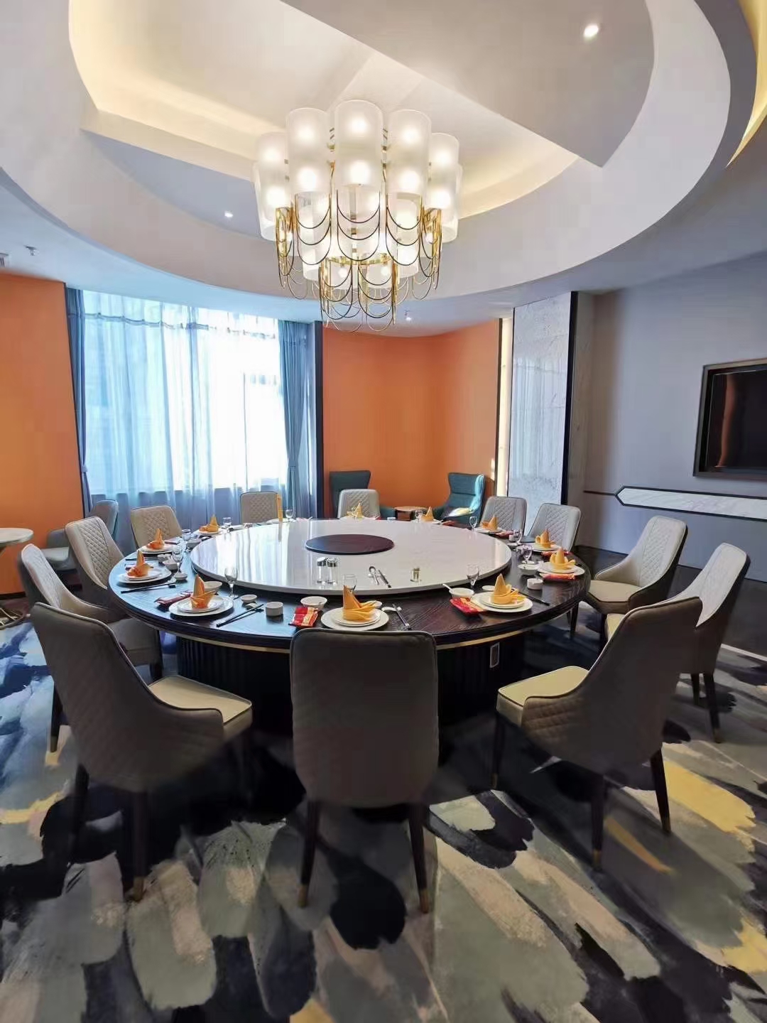 欧式电动餐桌定做一般采用什么木材 What kind of