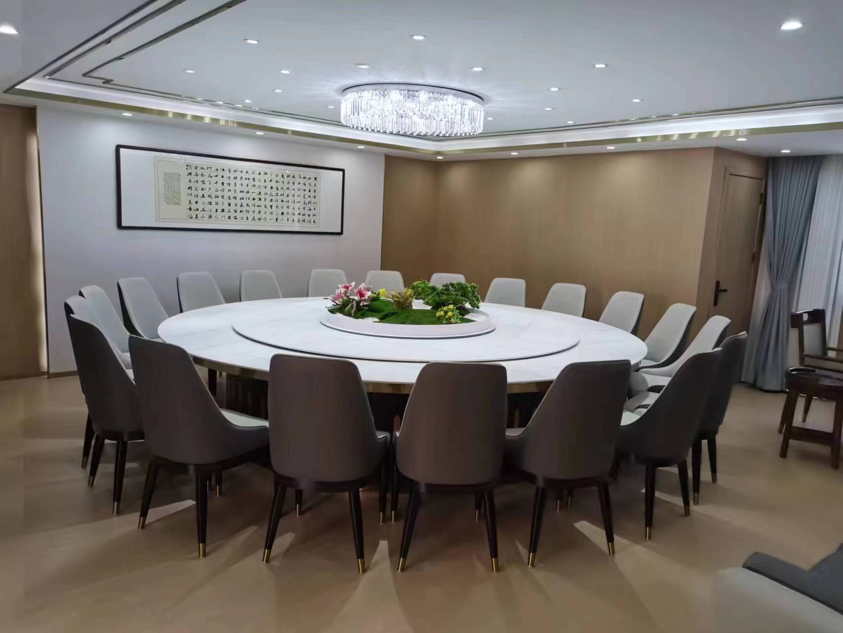 学生的桌椅为什么是淡黄色的 Why are the desks and